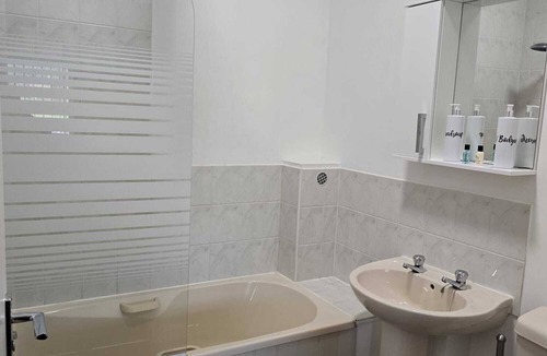 Rudston Bed & Breakfast | Double with ensuite bathroom