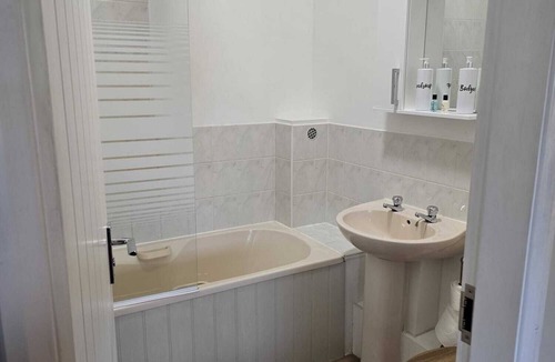 Rudston Bed & Breakfast | Double with ensuite bathroom