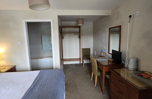 Rudston Bed & Breakfast | Double with ensuite bathroom