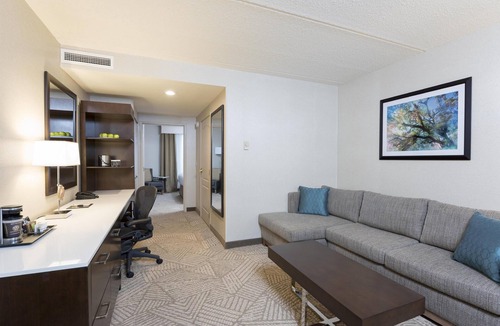Russell Hotel | Doubletree by Hilton Pleasant Prairie Kenosha