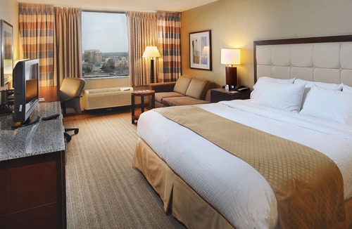 Maryland Heights Hotel | DoubleTree by Hilton St. Louis - Westport