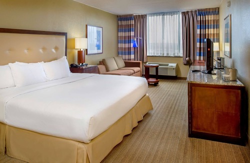 Maryland Heights Hotel | DoubleTree by Hilton St. Louis - Westport