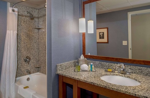 Maryland Heights Hotel | DoubleTree by Hilton St. Louis - Westport