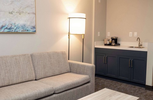 Austin Hotel | DoubleTree by Hilton Austin, MN