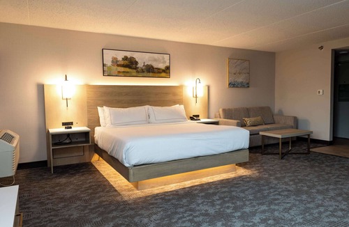 Austin Hotel | DoubleTree by Hilton Austin, MN