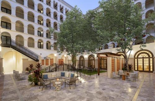 St. Johns Hotel | DoubleTree by Hilton Austin