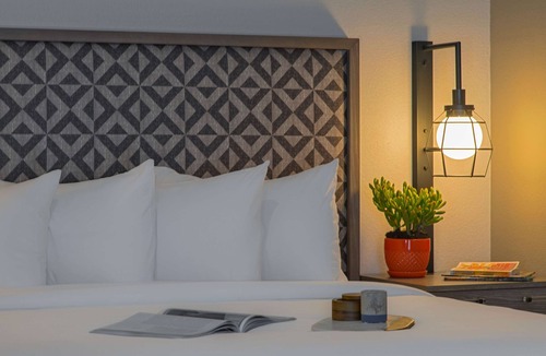 St. Johns Hotel | DoubleTree by Hilton Austin