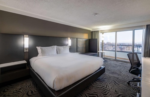 Calgary Hotel | DoubleTree by Hilton Calgary North