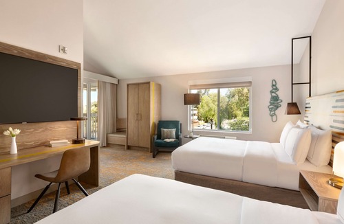 Campbell Hotel | Doubletree by Hilton Campbell - Pruneyard Plaza