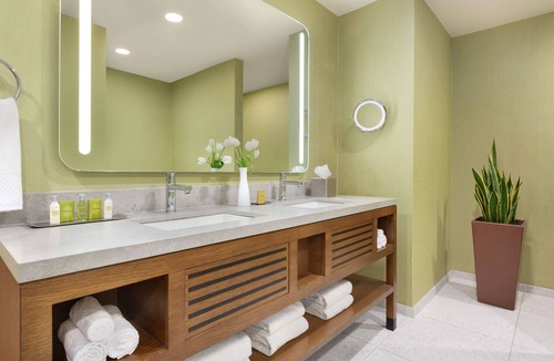 Campbell Hotel | Doubletree by Hilton Campbell - Pruneyard Plaza