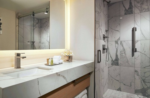 Streeterville Hotel | DoubleTree by Hilton Chicago - Magnificent Mile