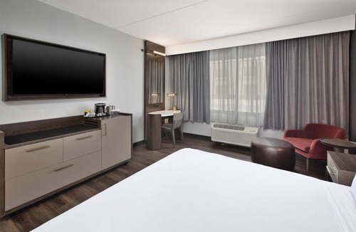 Novi Hotel | DoubleTree by Hilton Detroit Novi