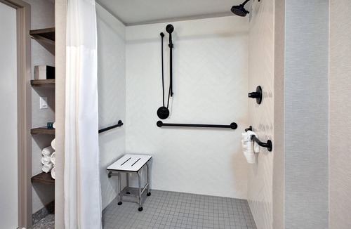 Novi Hotel | DoubleTree by Hilton Detroit Novi