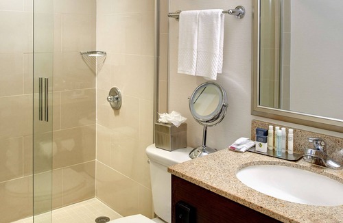 Detroit Hotel | DoubleTree by Hilton Detroit - Dearborn