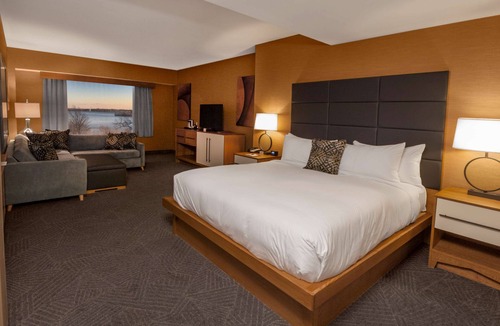 Downtown Niagara Falls Hotel | DoubleTree by Hilton Hotel Niagara Falls New York