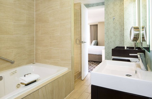 Downtown Jacksonville Hotel | DoubleTree by Hilton Hotel Jacksonville Riverfront