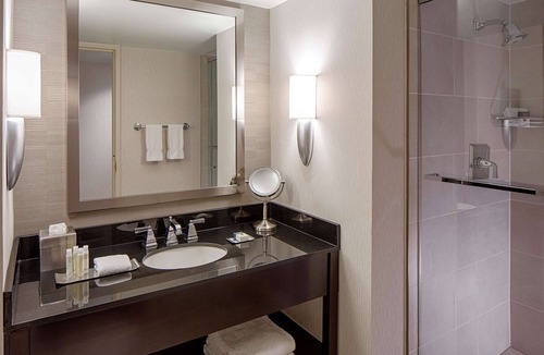 Greenway Plaza-Upper Kirby Hotel | DoubleTree by Hilton Hotel Houston - Greenway Plaza