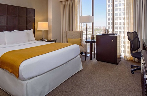 Greenway Plaza-Upper Kirby Hotel | DoubleTree by Hilton Hotel Houston - Greenway Plaza