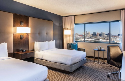 Newark Hotel | DoubleTree by Hilton Hotel Newark Airport