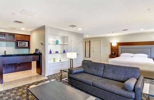 Bay Street Corridor Hotel | DoubleTree by Hilton Hotel Toronto Downtown