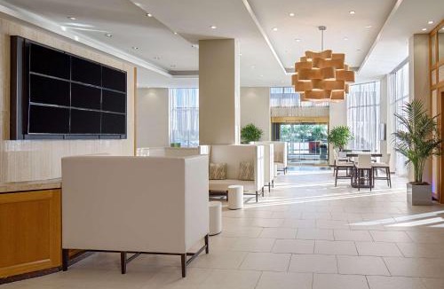 Greenway Plaza-Upper Kirby Hotel | DoubleTree by Hilton Hotel Houston Greenway Plaza