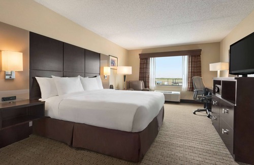 Wichita Hotel | DoubleTree by Hilton Hotel Wichita Airport