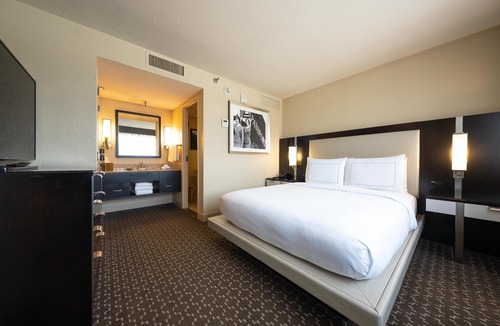 Southeast Houston Hotel | Doubletree by Hilton Houston Hobby Airport