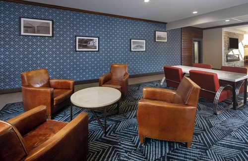 Manhattan Hotel | DoubleTree by Hilton Manhattan, KS