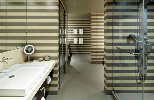 Quartier des Spectacles Hotel | DoubleTree by Hilton Montreal
