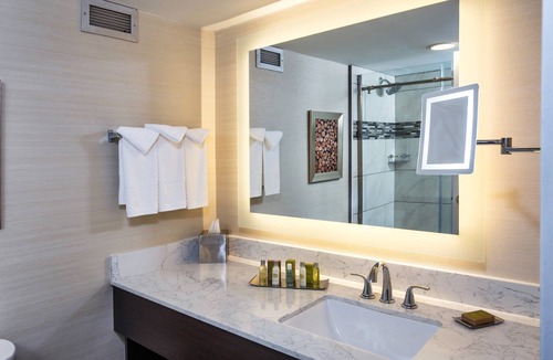 Neenah Hotel | DoubleTree by Hilton Neenah