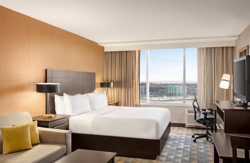 Pointe Claire Hotel | DoubleTree by Hilton Pointe Claire Montreal Airport West