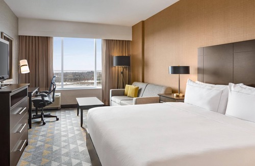 Pointe Claire Hotel | DoubleTree by Hilton Pointe Claire Montreal Airport West