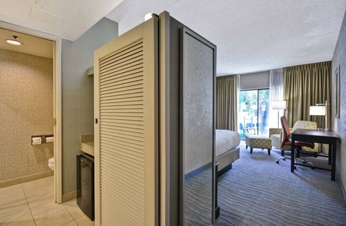 North Mountain Hotel | DoubleTree by Hilton Phoenix North