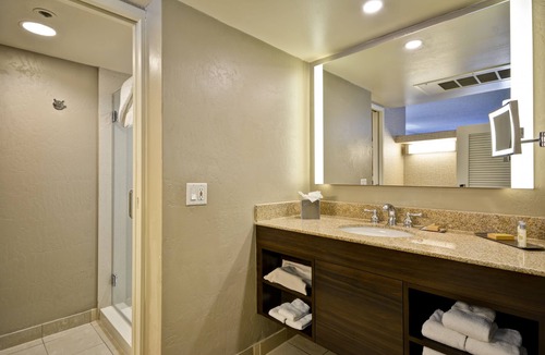 North Mountain Hotel | DoubleTree by Hilton Phoenix North