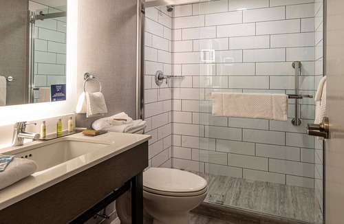 Moon Township Hotel | DoubleTree by Hilton Pittsburgh Airport