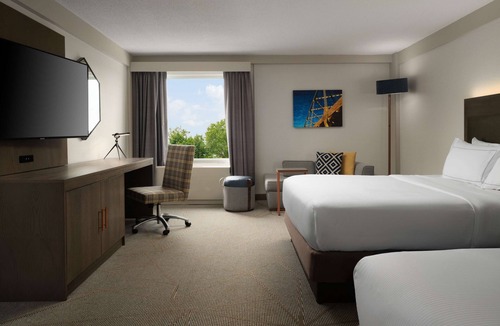 Moon Township Hotel | DoubleTree by Hilton Pittsburgh Airport