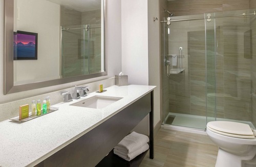 Tigard Hotel | DoubleTree by Hilton Portland - Tigard