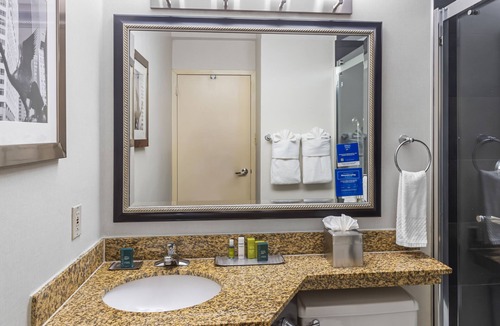 Roseville Hotel | DoubleTree by Hilton Roseville Minneapolis