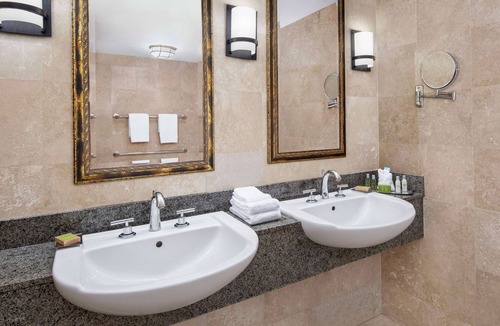 Sunrise Hotel | DoubleTree by Hilton Sunrise - Sawgrass Mills