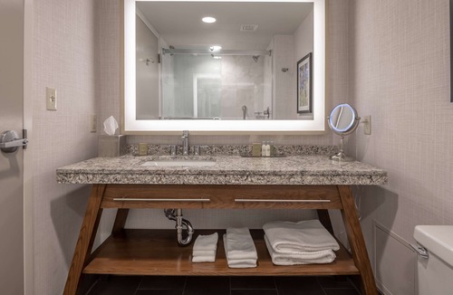 Farmers Branch Hotel | DoubleTree by Hilton Dallas - Farmers Branch