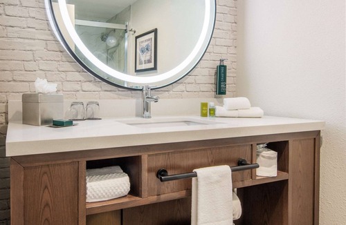 Cranbury Hotel | Doubletree by Hilton Monroe Township Cranbury