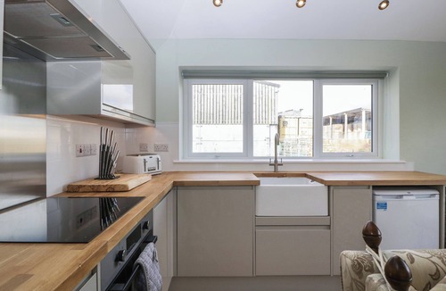 Mere Cottage | DOUBLETREE COTTAGE, pet friendly, with a garden in Mere