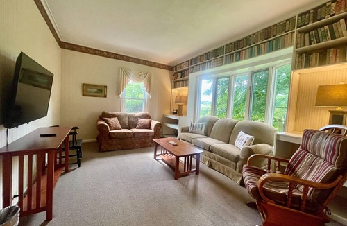 Pulaski Cabin | Douglaston Salmon Run - Manor Lodge