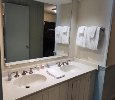 West Dover Bed & Breakfast | Doveberry Inn