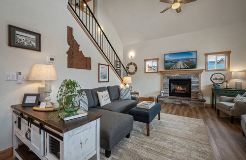 Dover Bay House | Dover De-Lite - 1 Bedroom with Loft 2 Bath Parkside Bungalow