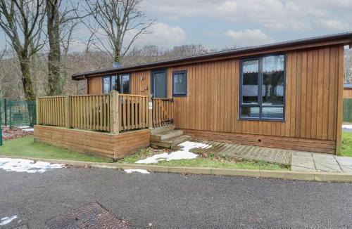 Saddleworth House | Dovestone Luxury Lodges sleeps 4 - pets welcome