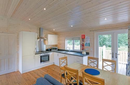 Saddleworth House | Dovestone Luxury Lodges sleeps 4 - pets welcome
