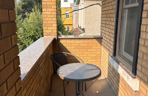 Little Italy House | Dow's Lake Downtown Ottawa, Studio-Room with balcony