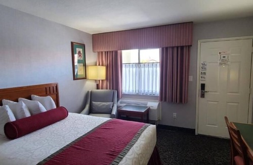 Lone Pine Hotel | Dow Villa Motel