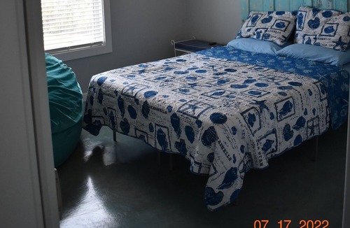 Rockport House | DOWN SOUTH COTTAGE... 2 miles to fishing hotspots!